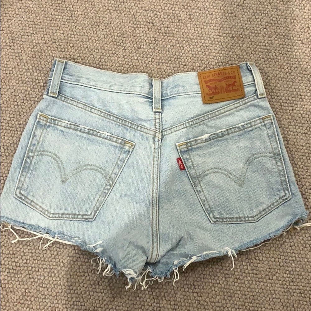 White wash Levi jean shorts
